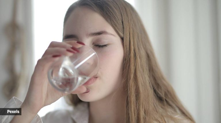 Desde aliviar la congestión hasta mejorar la salud del cabello: los múltiples beneficios de beber agua caliente