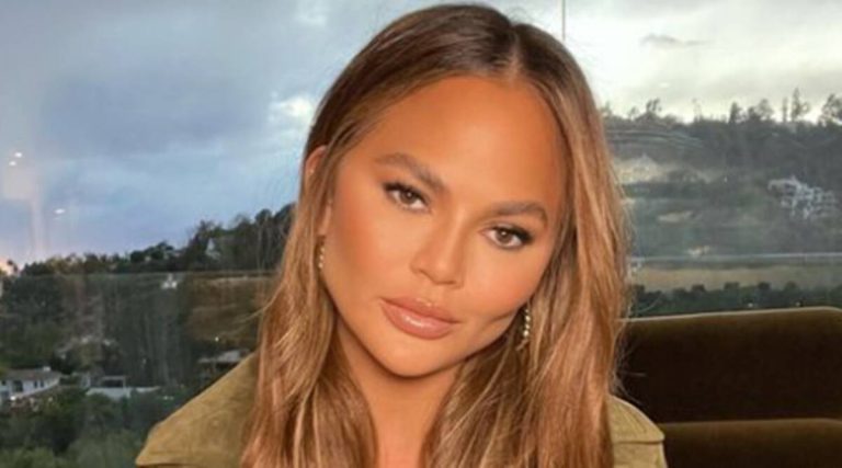 ‘Por favor, deje de preguntarle a la gente si está embarazada’: Chrissy Teigen habla sobre someterse a otro ciclo de FIV