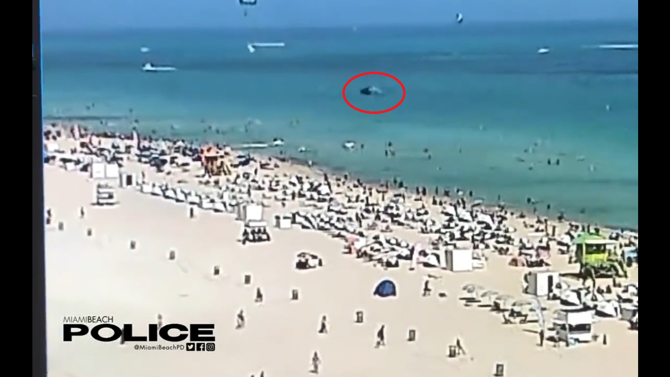 Un helicóptero se estrelló en Florida, a pocos metros de los turistas en la playa.  Las imágenes fueron captadas por las cámaras.  VIDEO