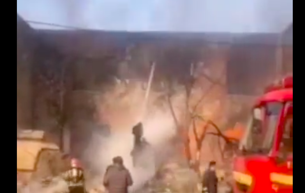 VÍDEO |  Tres muertos al estrellarse un avión de combate sobre una escuela en un barrio residencial de Irán