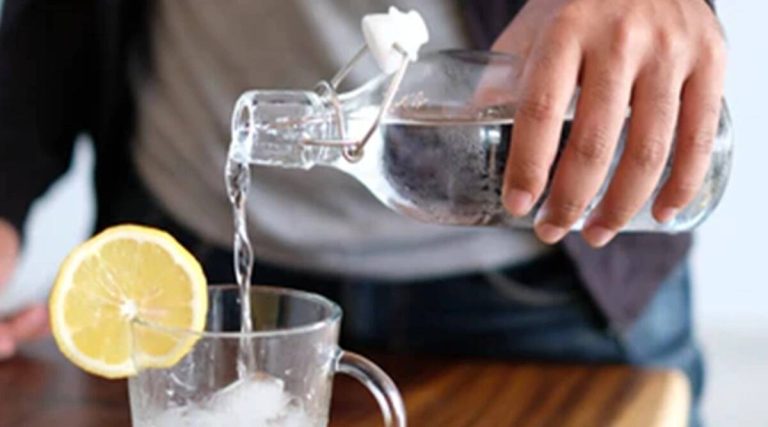 ¿Es recomendable beber agua que ha estado reposando toda la noche?