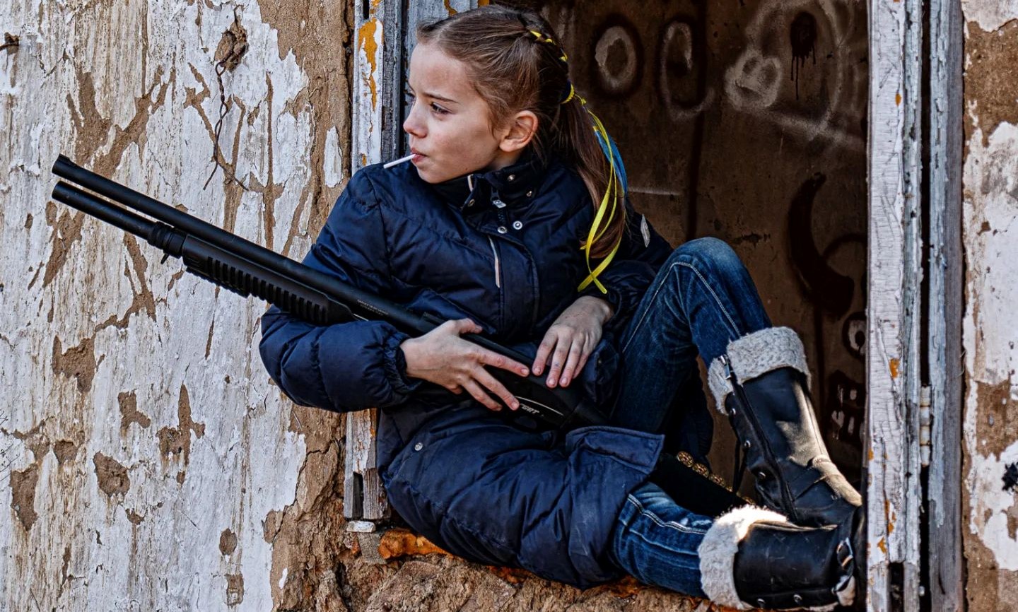 «La niña de la piruleta».  La historia y la verdad detrás de la foto de la chica de Kiev con un arma en la mano