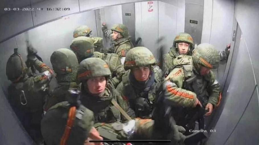 El momento en que cinco soldados rusos son bloqueados por los ucranianos en un ascensor
