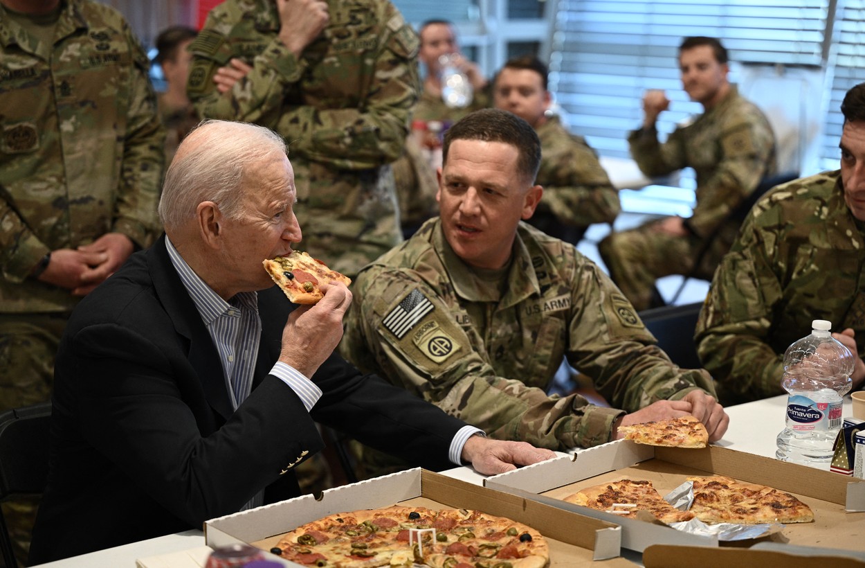 Joe Biden comió pizza y se tomó una selfie con el ejército estadounidense en Polonia Joe Biden comió pizza y se tomó una selfie con el ejército estadounidense en Polonia