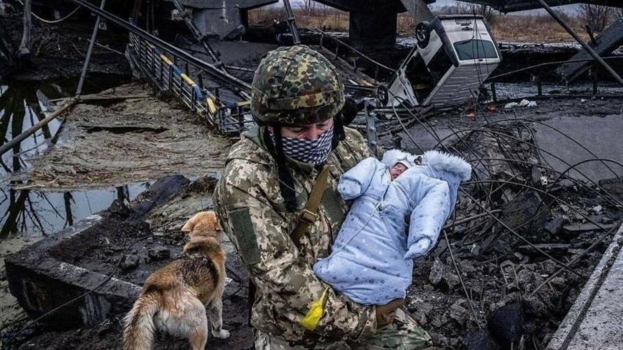 La imagen de la guerra de Putin.  Un bebé de Kiev, sacado de debajo de montones de escombros y llevado en brazos por un soldado ucraniano