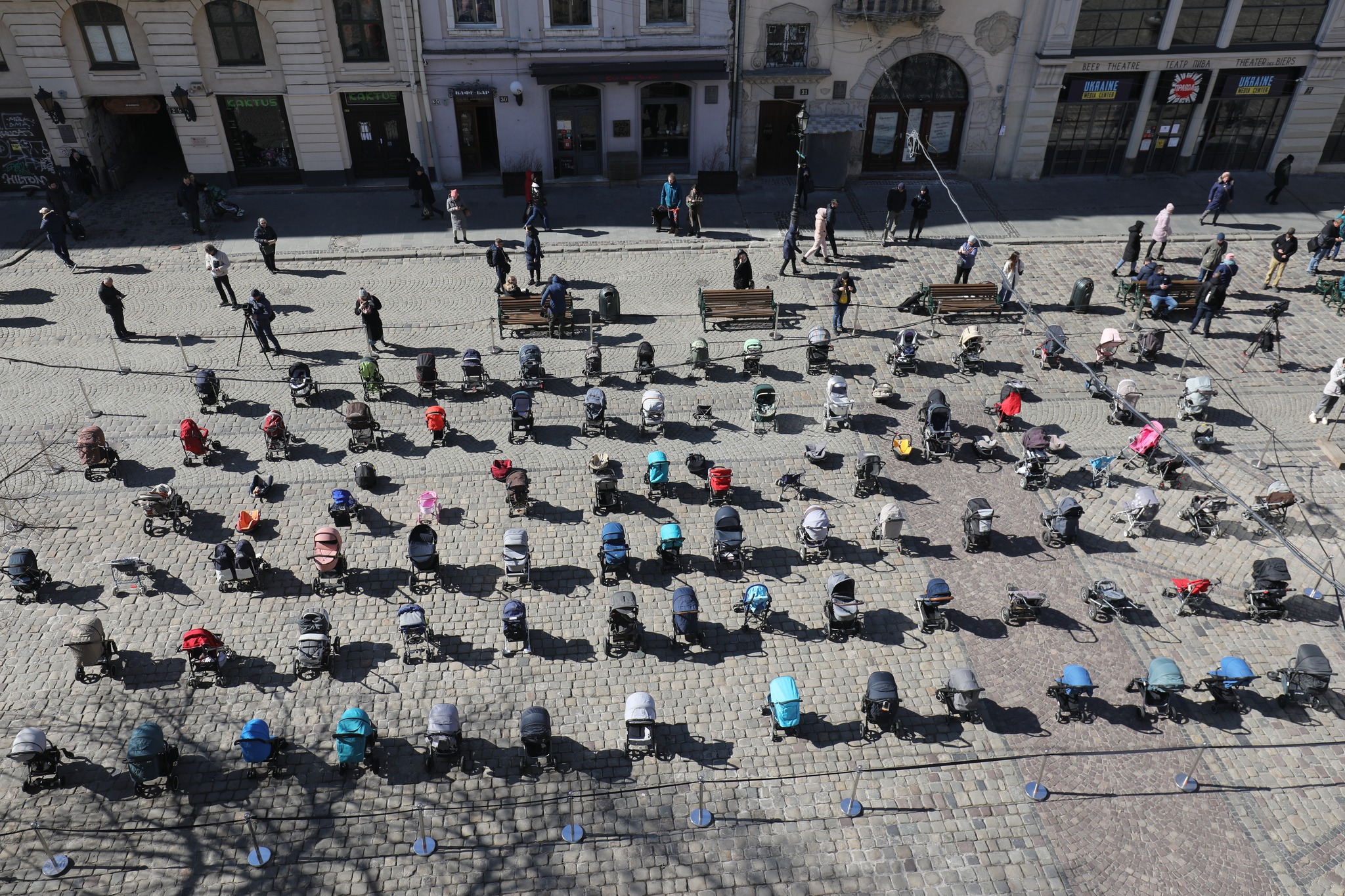 La terrible imagen de la guerra.  Más de 100 cochecitos vacíos, colocados en la plaza de Lviv, en memoria de los niños asesinados