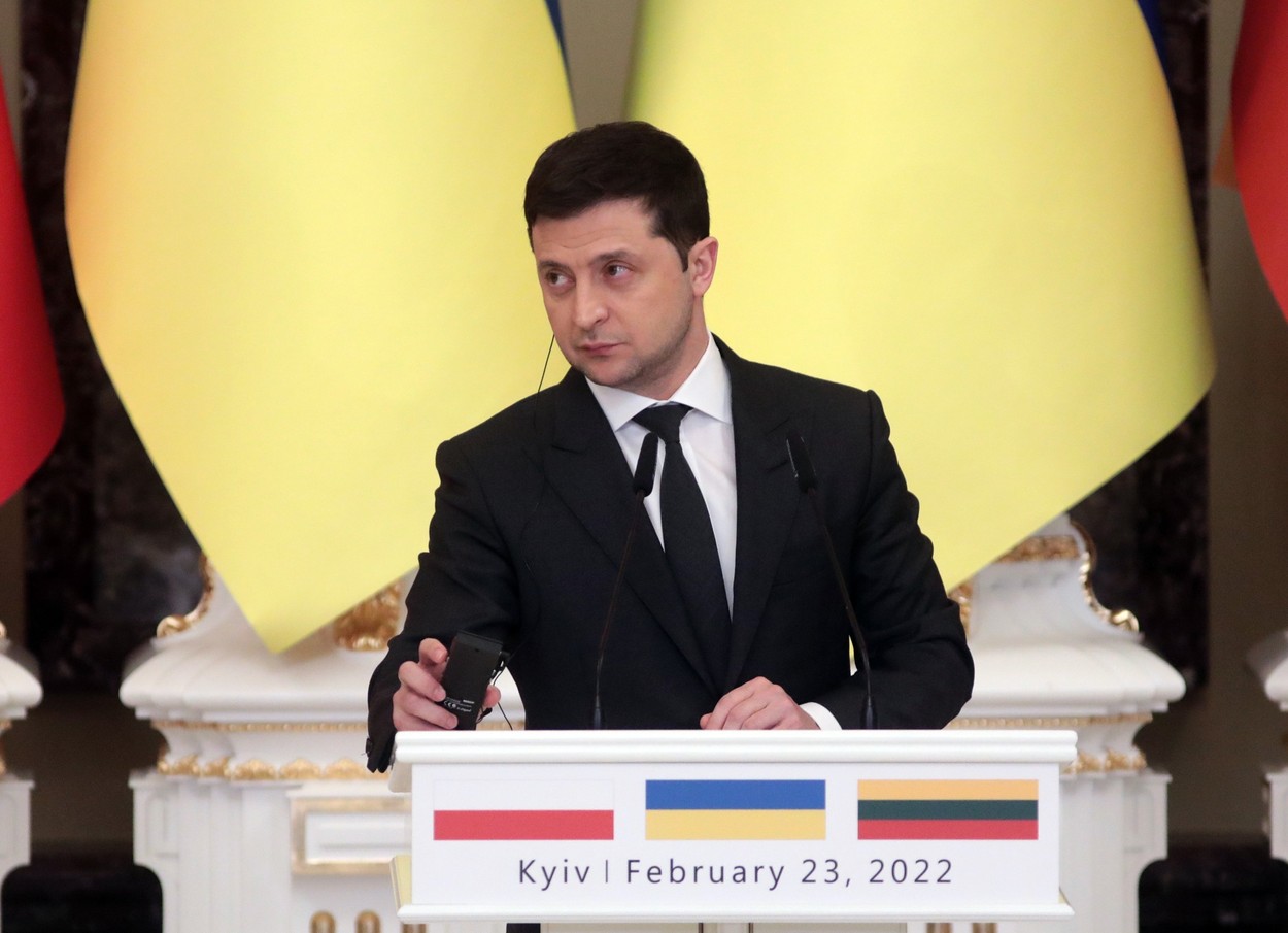 Volodymyr Zelensky levanta los requisitos de visa para los voluntarios extranjeros que quieran pelear en Ucrania el martes