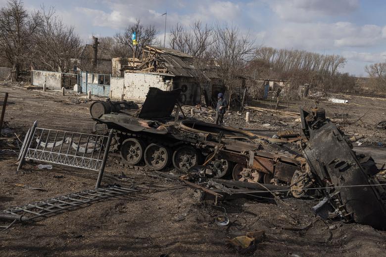 El naufragio de un tanque ruso se ve en el pueblo de Lukyanivka en las afueras de Kiev, Ucrania, el 27 de marzo. REUTERS / Marko Djurica