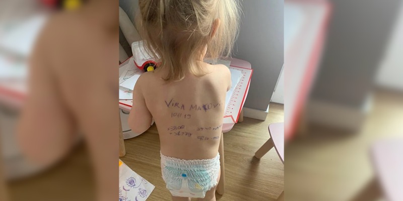 Datos personales de niños en Ucrania, marcados con un bolígrafo en la parte posterior Datos personales de niños en Ucrania, marcados con un bolígrafo en la parte posterior