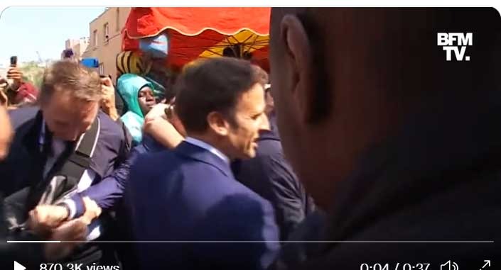 Macron fue atacado con tomates por un manifestante enojado en su primera aparición pública después de ganar las elecciones francesas.