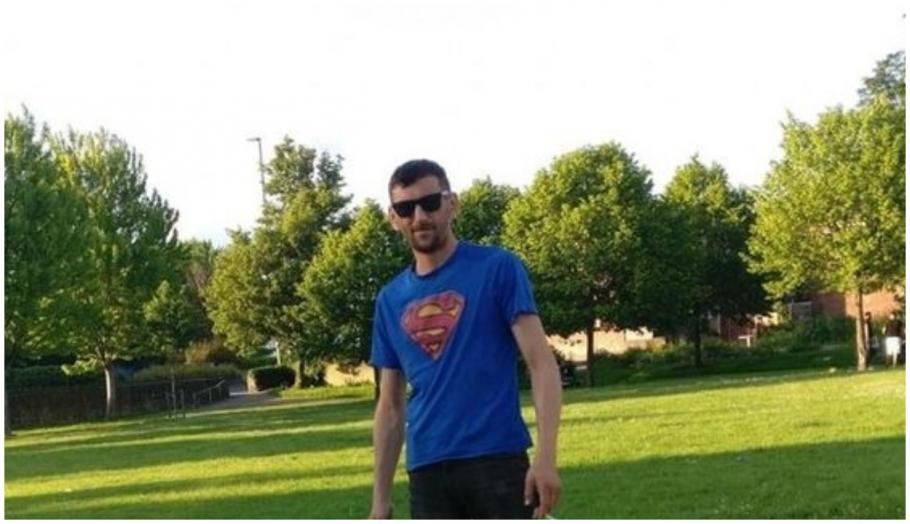 Rumano de Gran Bretaña, quemado vivo en un incendio deliberado. En casa, el joven está de luto por su familia y amigos. Rumano de Gran Bretaña, quemado vivo en un incendio deliberado. En casa, el joven está de luto por su familia y amigos.