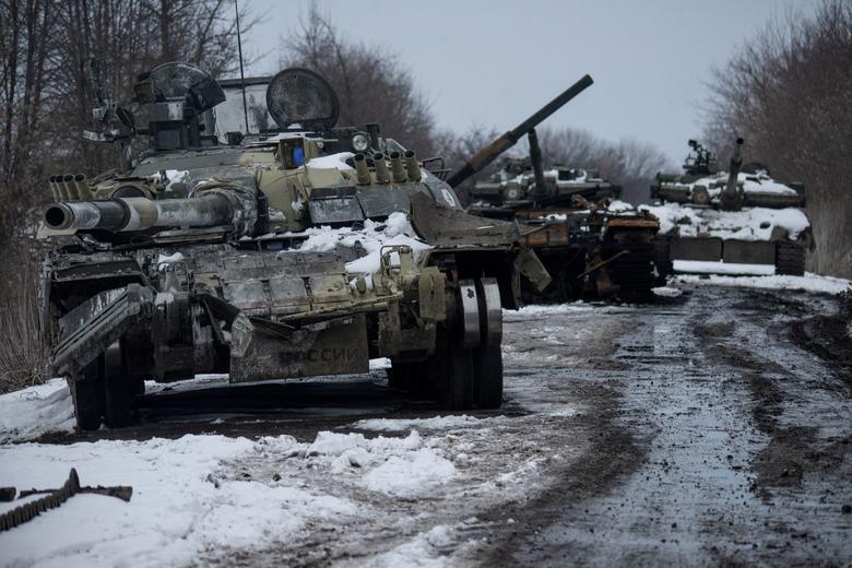 Los tanques rusos destruidos se ven en la región de Sumy, Ucrania, el 7 de marzo. Irina Rybakova / Servicio de prensa de las Fuerzas Terrestres de Ucrania