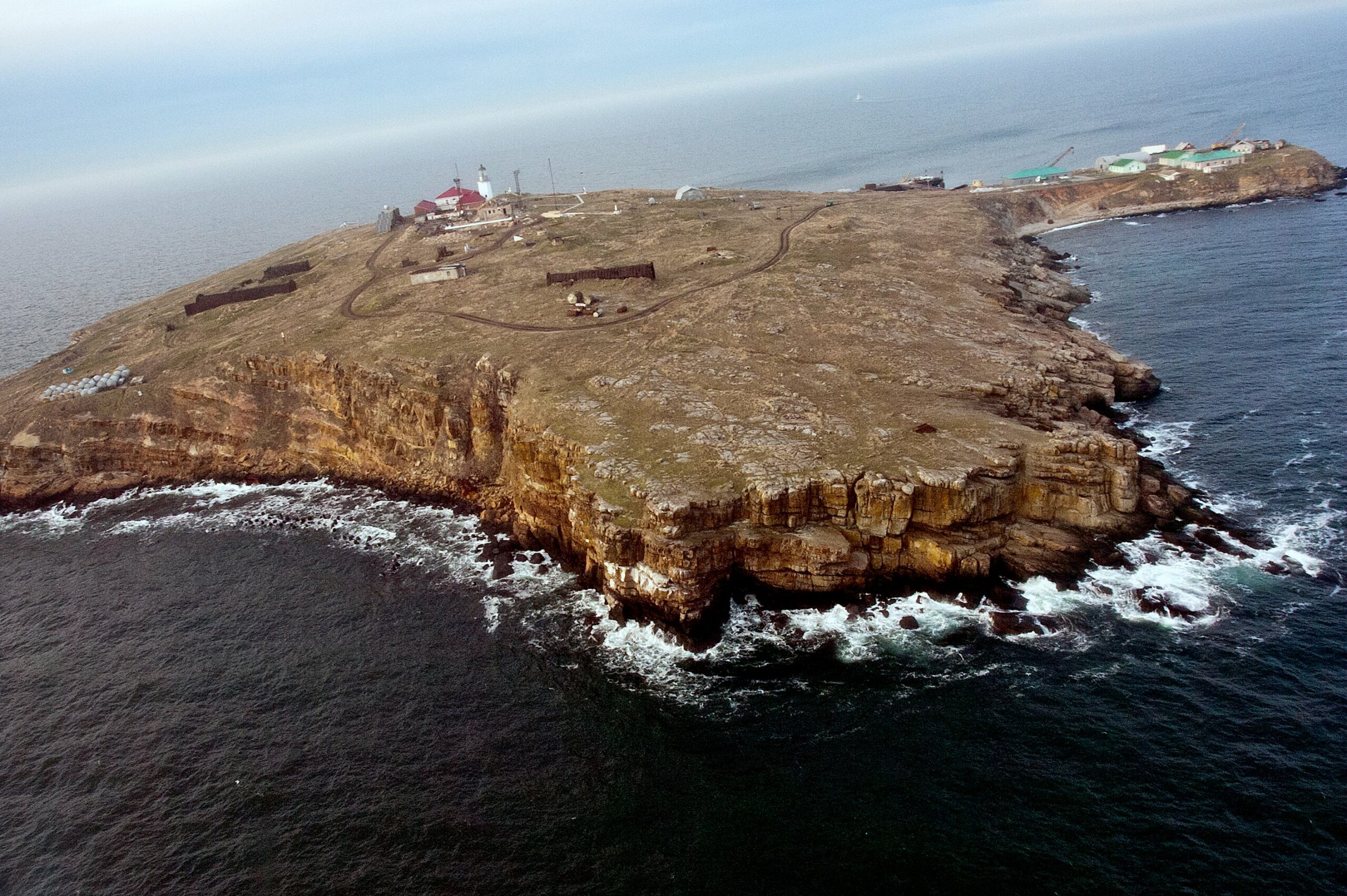 Ucrania ha bombardeado a las fuerzas rusas en la Isla de las Serpientes.  Según informes, un puesto de control y un sistema antiaéreo fueron destruidos.