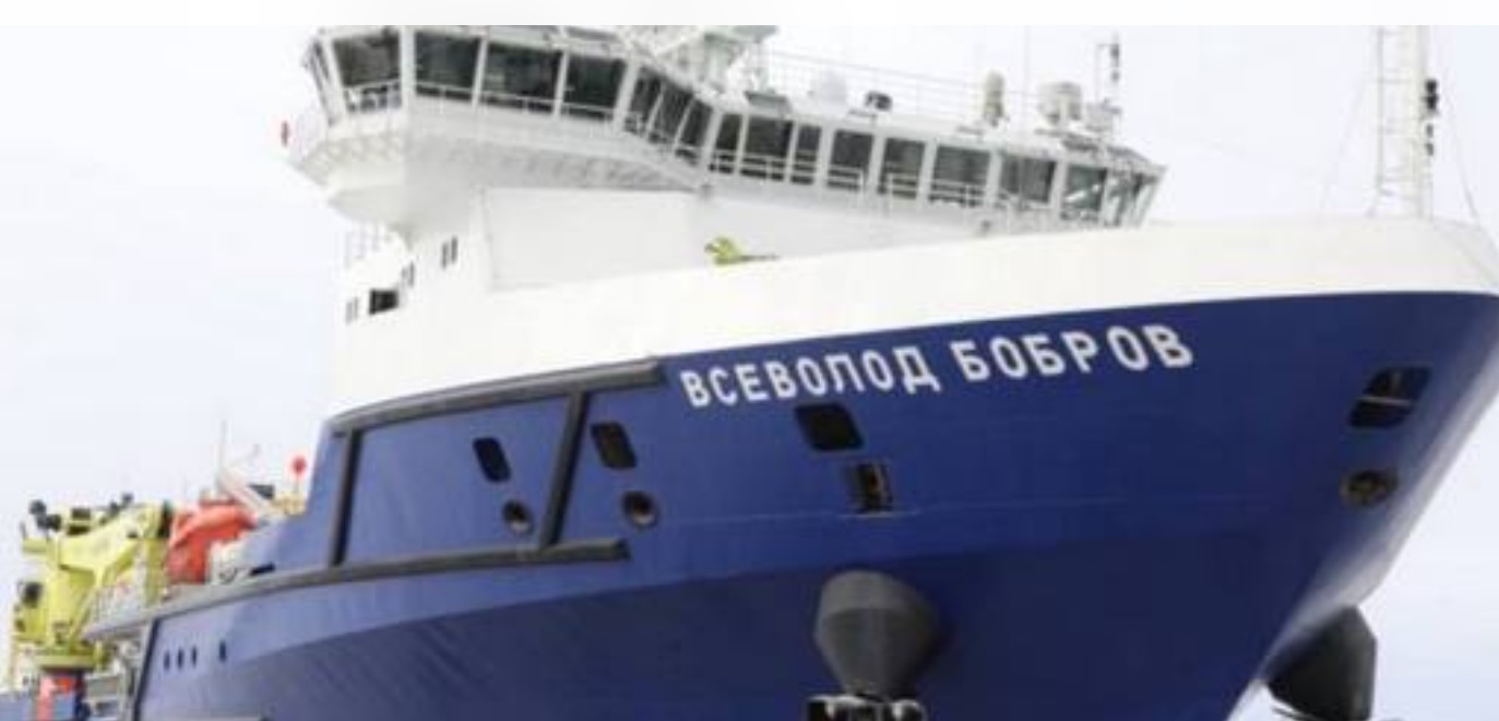 Barco ruso envuelto en llamas en el Mar Negro.  El anuncio hecho por los ucranianos