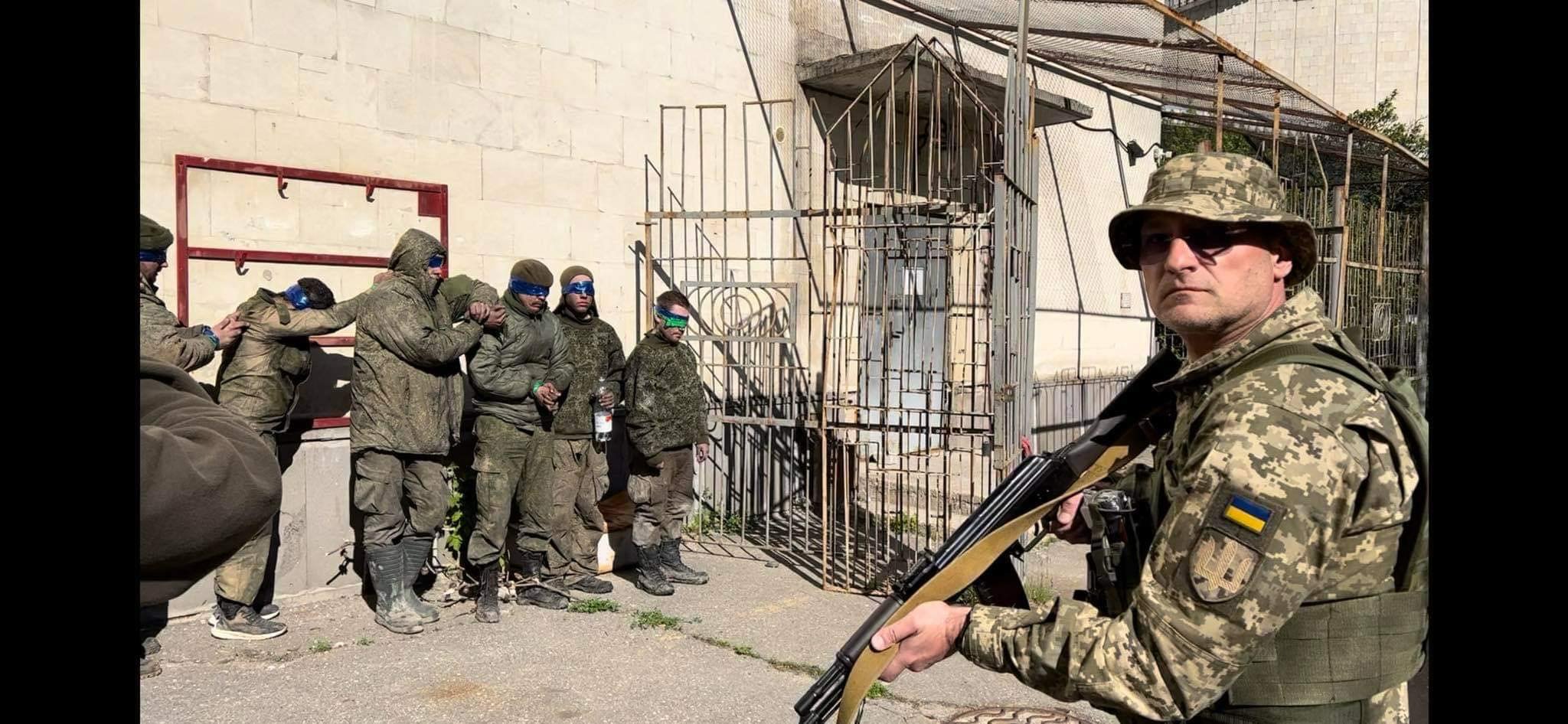 El miserable estado en el que 8 soldados rusos fueron capturados por los ucranianos
