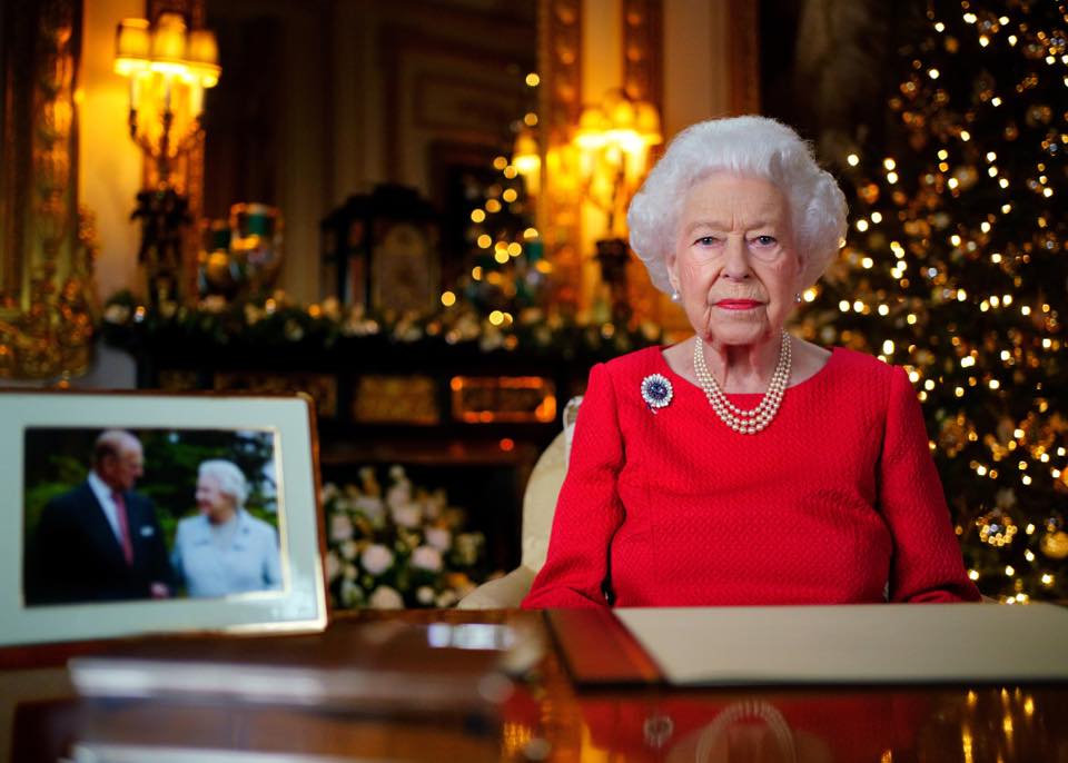 La reina Isabel II, ausente del trono por primera vez en 60 años.  Anuncio oficial del Palacio de Buckingham