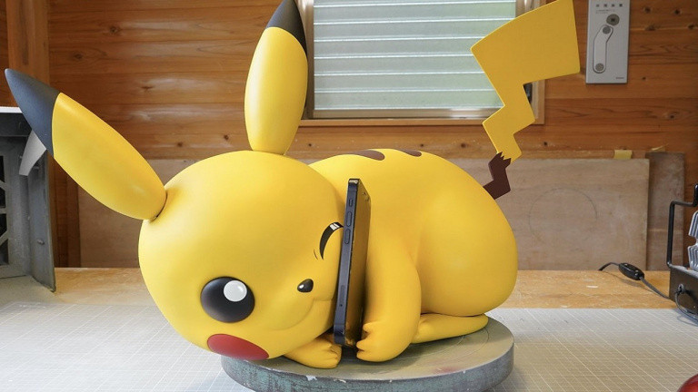 Pokémon: una figura de Pikachu de tamaño real que también sirve como cargador