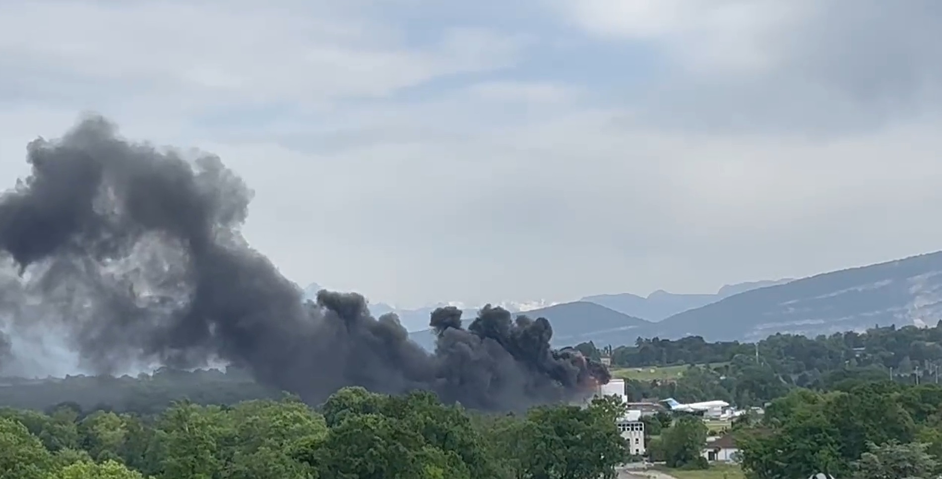 VIDEO.  Enorme incendio en el aeropuerto de Ginebra.  Los vuelos fueron suspendidos
