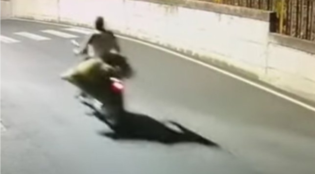 VIDEO.  Rumano, captado por las cámaras en Nápoles mientras transportaba el cuerpo del amigo al que mató en una scooter