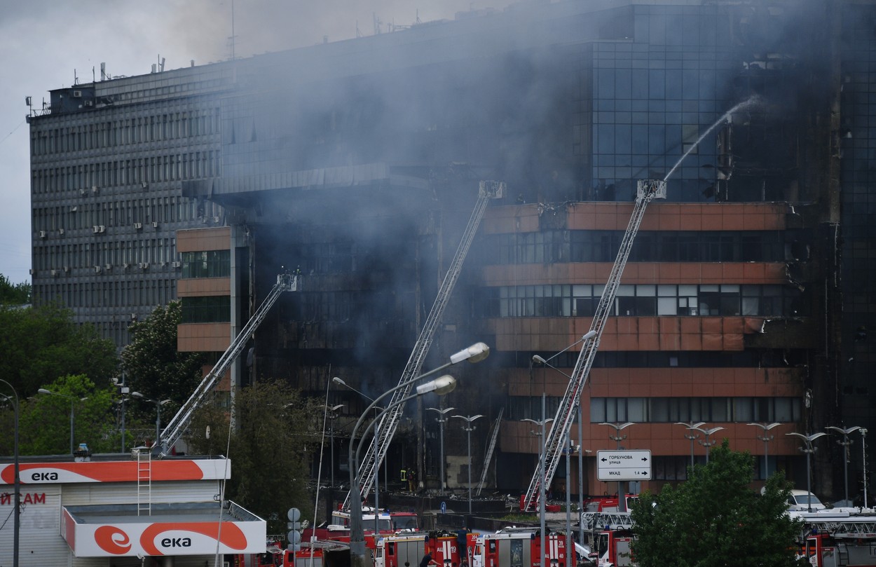 Violento incendio en un edificio de oficinas en Moscú