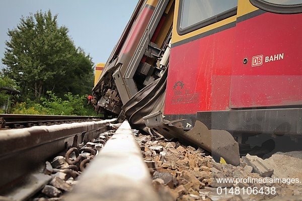 ¡Tragedia en Alemania!  Tres muertos y decenas de heridos al descarrilar un tren en Baviera