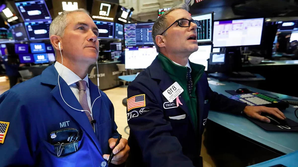 El Nasdaq, el S&P 500 y el Dow cerraron a la baja, ya que las acciones estadounidenses cayeron en el inicio de la semana antes de los informes trimestrales