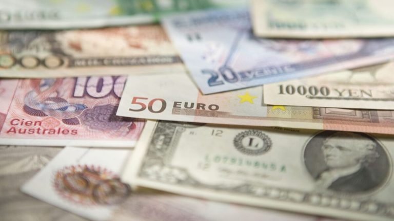 El euro se está comportando muy mal frente al dólar, cayendo un 1% a 1,0305 dólares, su nivel más bajo en 20 años