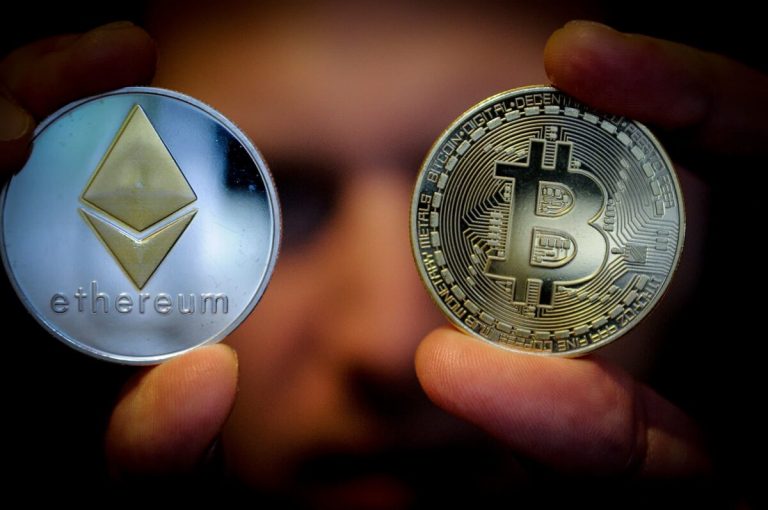 El sector de las criptodivisas vivió el peor mes de su historia, ya que más de 400.000 millones de dólares se esfumaron del mercado por la capitulación de los activos digitales en junio