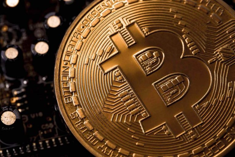 Los economistas prevén que el precio del bitcoin seguirá viéndose afectado por el aumento de la inflación