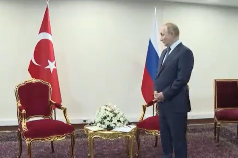 VIDEO | 50 segundos de confusión para Putin. El líder ruso se queda esperando solo, de pie, la llegada de Erdogan