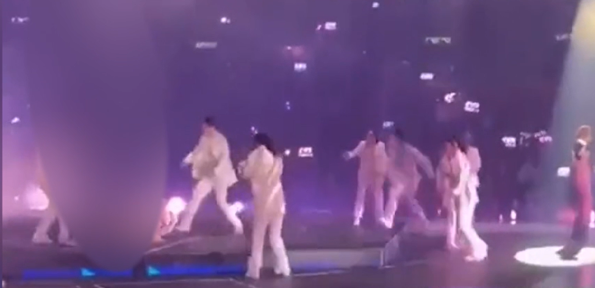 VÍDEO | Dos bailarinas resultaron gravemente heridas durante un concierto en Hong Kong. Un monitor gigante cayó directamente sobre ellos VÍDEO | Dos bailarinas resultaron gravemente heridas durante un concierto en Hong Kong. Un monitor gigante cayó directamente sobre ellos