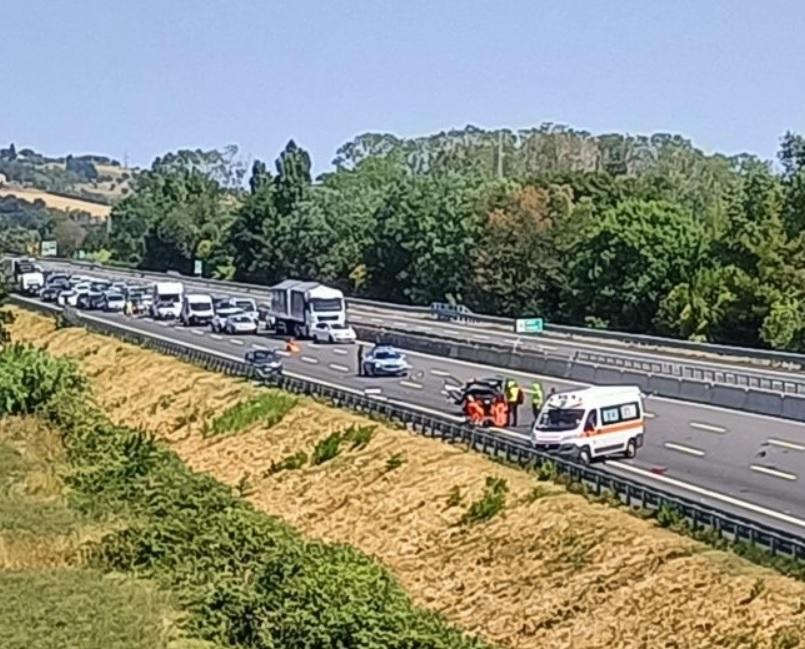 VÍDEO | Un camionero rumano mató a una mujer delante de su hijo en una autopista en Italia. Cómo ocurrió