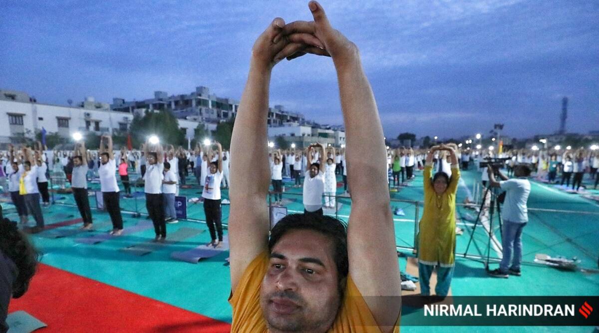 yoga, yoga para estar en forma, beneficios del yoga para la salud, yoga y estado físico, por qué deberías hacer yoga, Día Internacional del Yoga, noticias de indian express