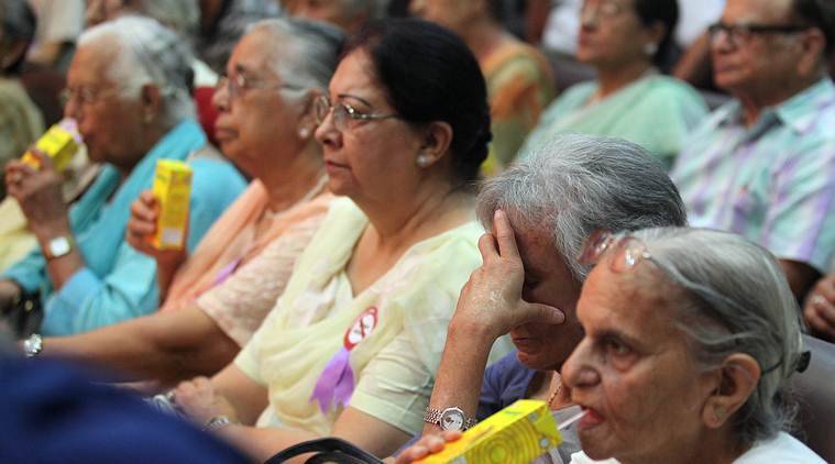 Especial del Día Mundial de las Personas Mayores: cómo el yoga ayuda a los mayores a mantener el equilibrio y evitar las caídas