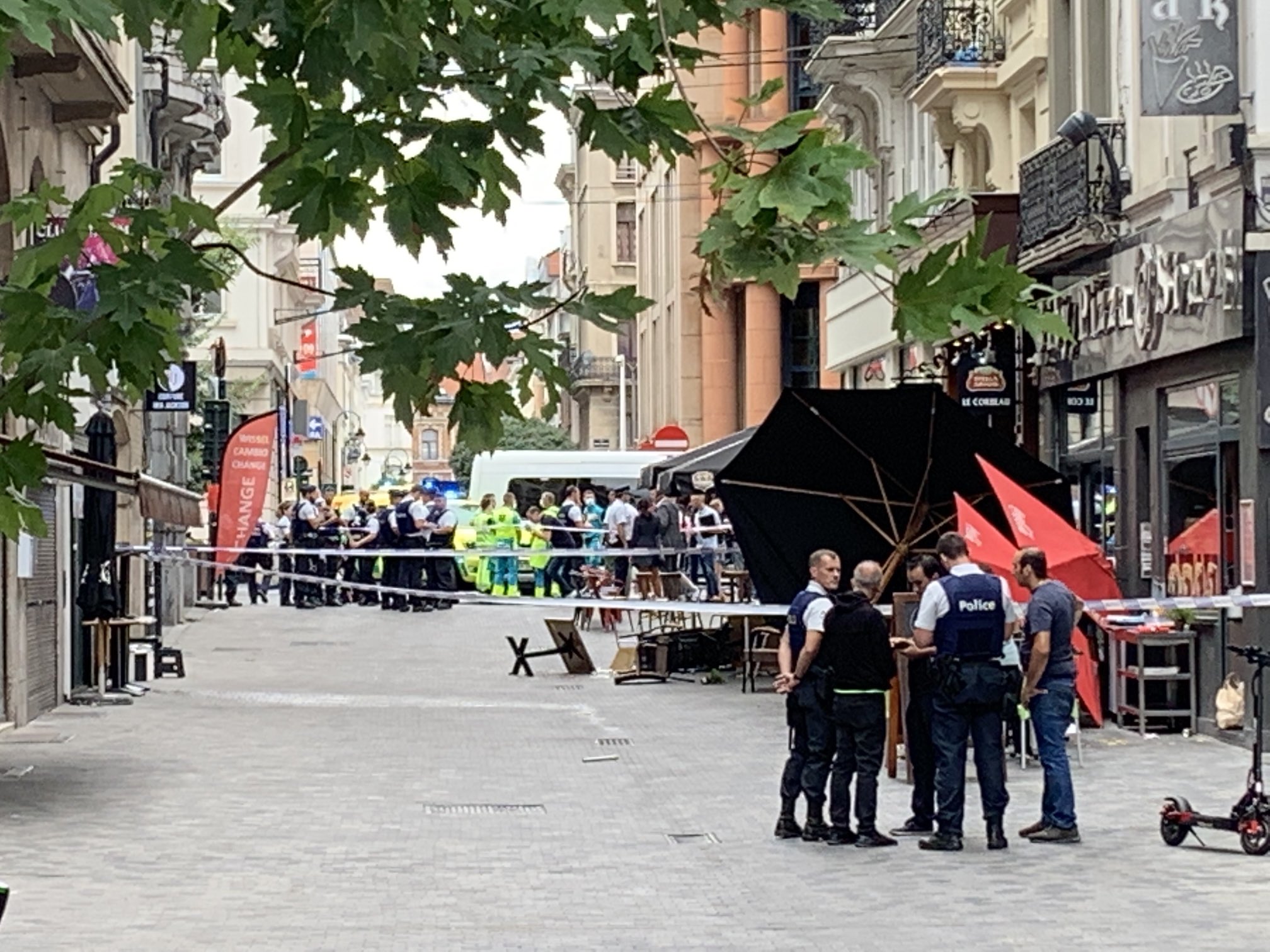 Un conductor estrelló su furgoneta contra una terraza en Bruselas Un conductor estrelló su furgoneta contra una terraza en Bruselas