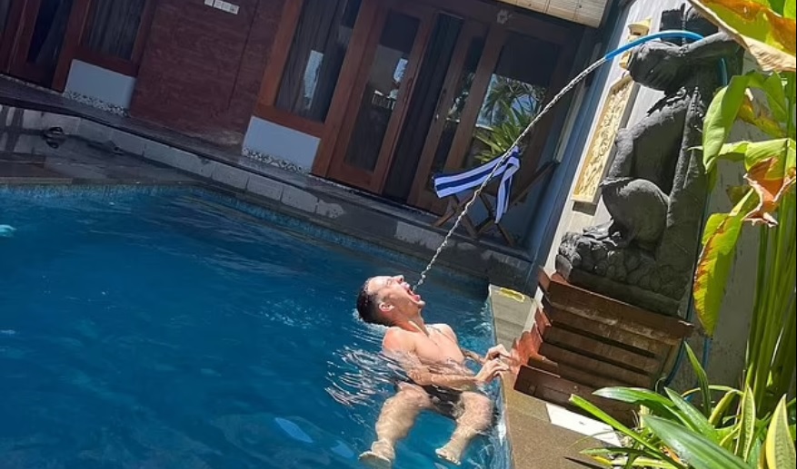 Un turista estuvo a punto de morir tras beber agua de una piscina en Bali para hacerse una foto Un turista estuvo a punto de morir tras beber agua de una piscina en Bali para hacerse una foto