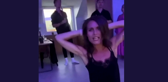 VIDEO | Escándalo en Finlandia. La primera ministra Sanna Marin es grabada bebiendo y bailando en una fiesta