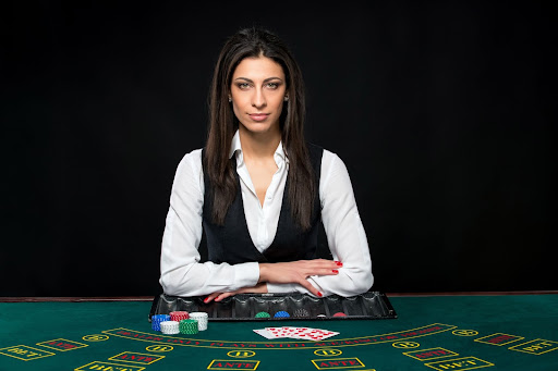Chica que distribuye cartas en el juego del poker