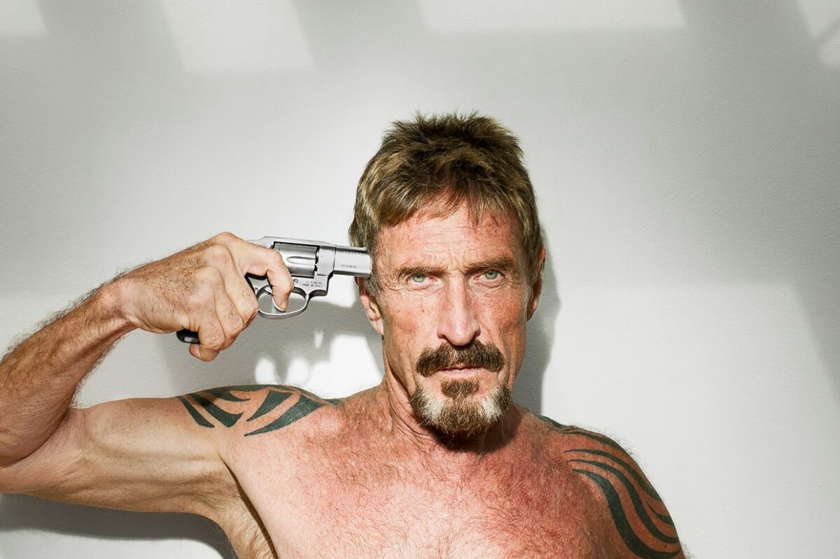 ¿Fingió John McAfee su propia muerte? Su ex-novia afirma que lo hizo