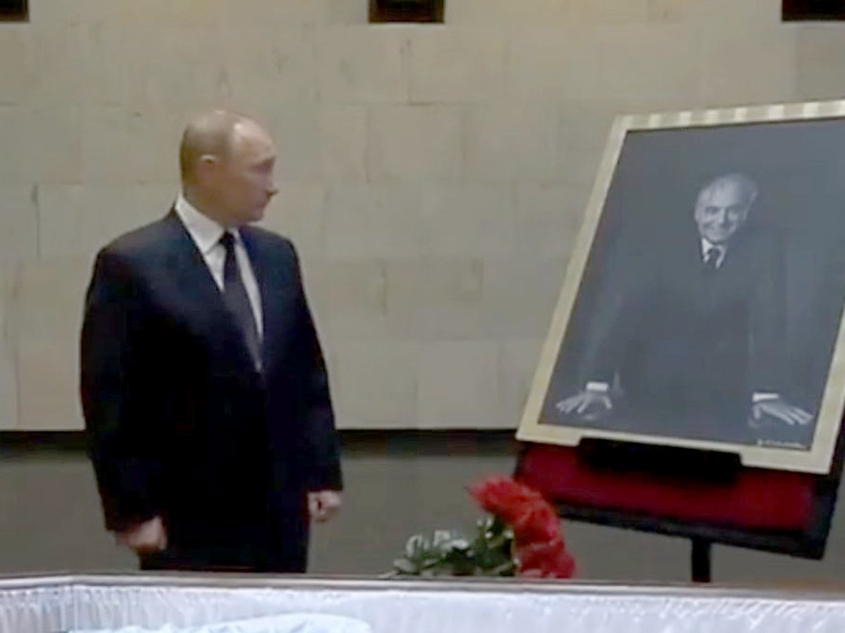 VÍDEO | Vladimir Putin depositó un ramo de flores ante el féretro de Mijaíl Gorbachov. «Salió del búnker para despedirse»