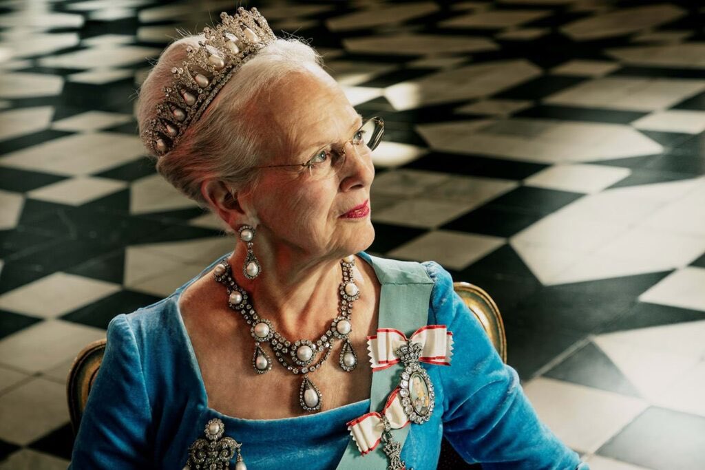 A la Reina Margarita de Dinamarca se le diagnosticó COVID-19. La Reina asistió al funeral de la Reina Isabel II