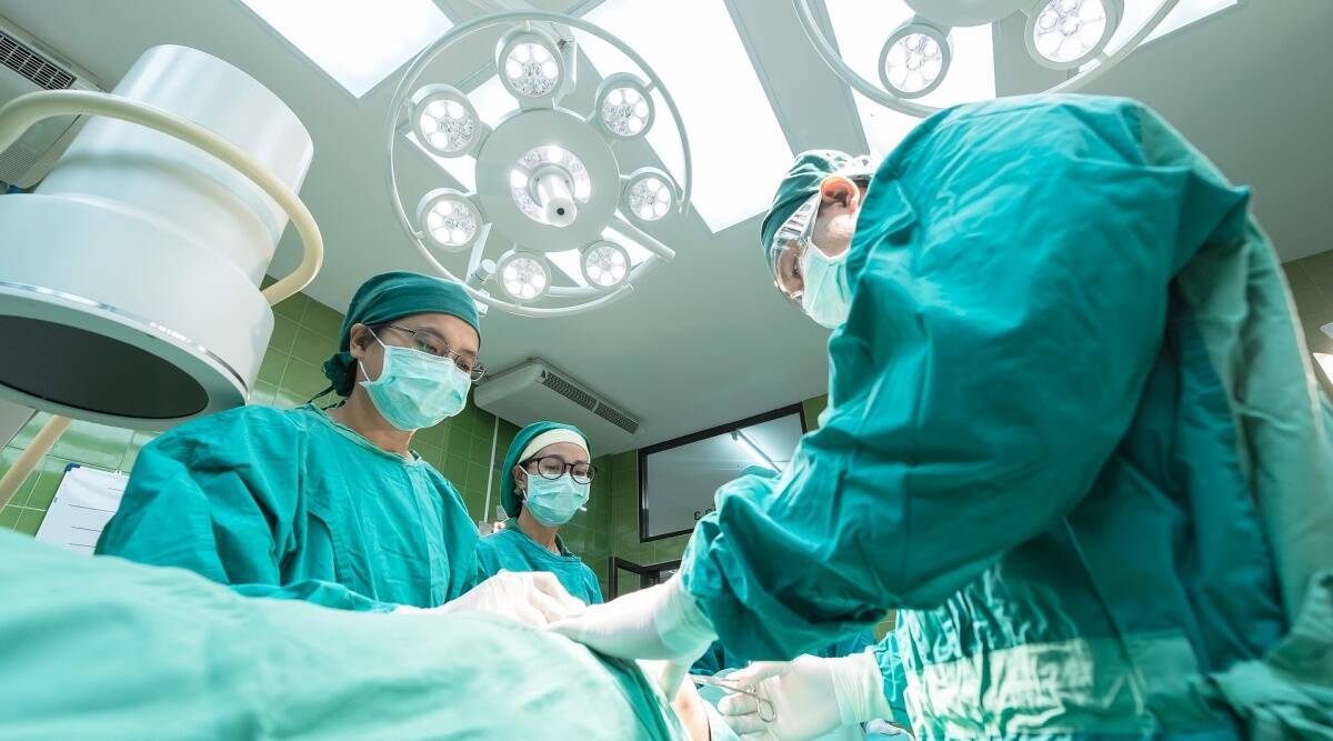 Extirpan un tumor del tamaño de un balón de fútbol del estómago de una mujer en una rara operación Extirpan un tumor del tamaño de un balón de fútbol del estómago de una mujer en una rara operación
