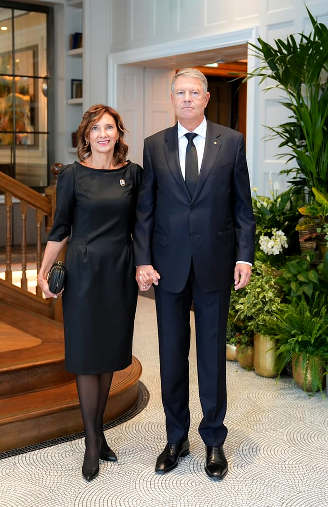 FOTO - El Presidente de Rumanía y su esposa asisten al funeral de la Reina Isabel II. Qué llevaba Carmen Iohannis / Fuente de la foto: Facebook