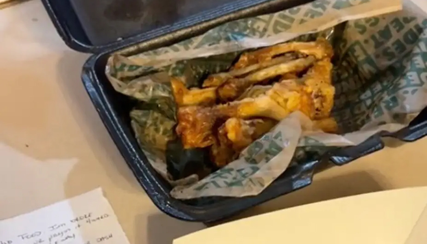 Lo que consiguió un joven tras pedir una ración de alitas de pollo fritas. El repartidor también le dejó una nota: «Lo siento». Lo que consiguió un joven tras pedir una ración de alitas de pollo fritas. El repartidor también le dejó una nota: «Lo siento».