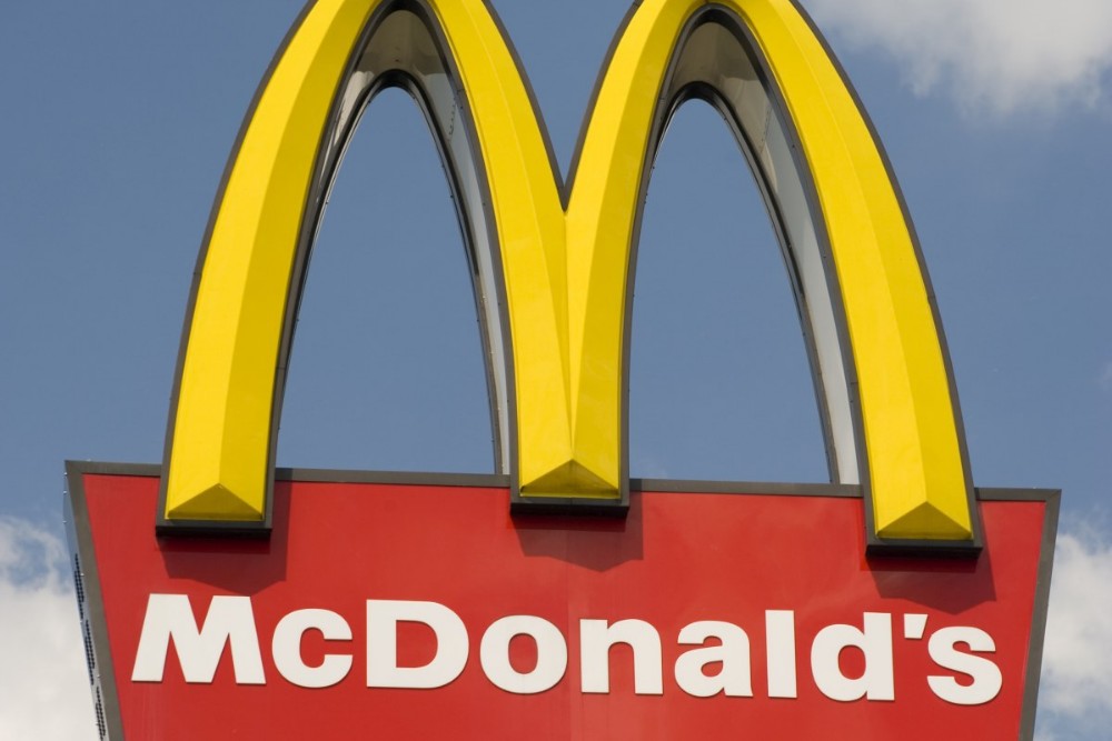 McDonald’s está reabriendo gradualmente sus restaurantes en Ucrania, empezando por Kiev. La decisión llega, bajo ciertas condiciones, después de una pausa de 7 meses