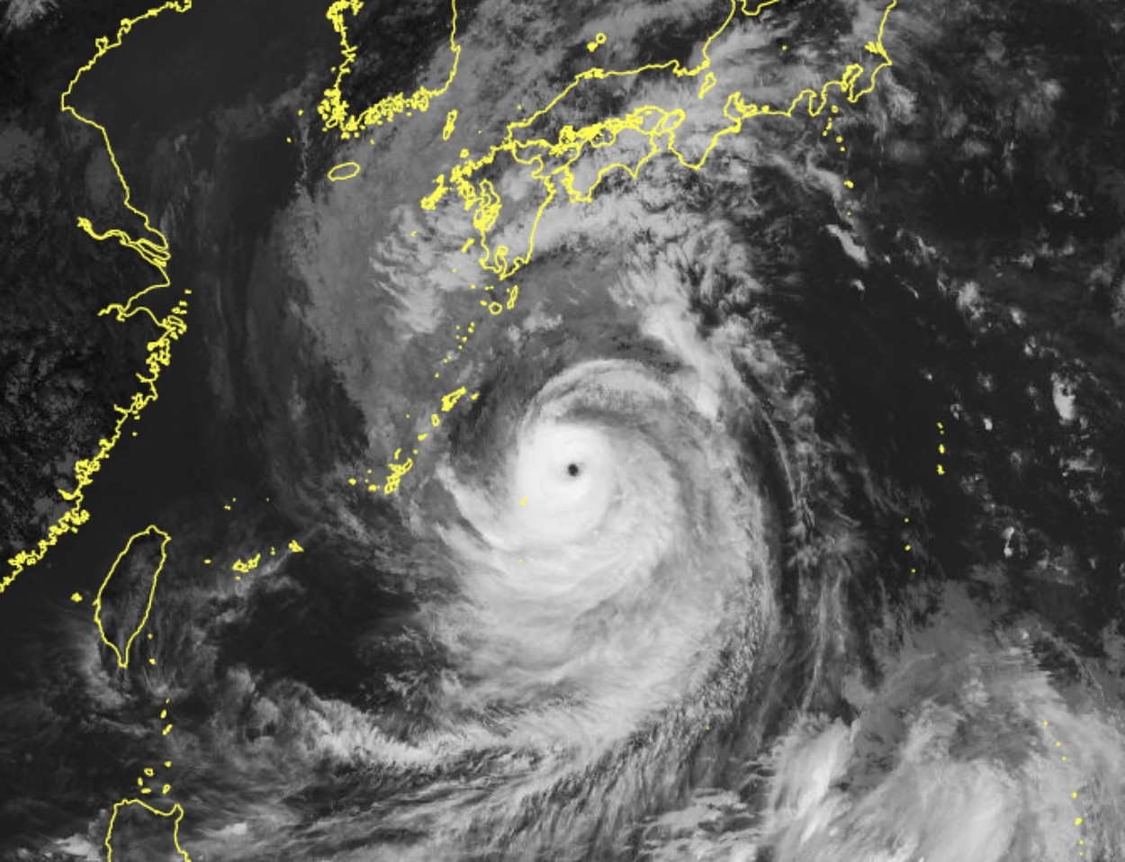 Nueve millones de japoneses han recibido la orden de evacuar urgentemente ante el súper tifón Nanmadol que golpeó el país el domingo