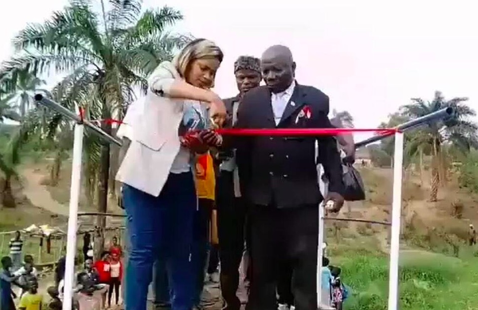 VIDEO | La ceremonia de inauguración del puente se convirtió en un fiasco. La estructura se derrumbó justo cuando se cortó la cinta roja