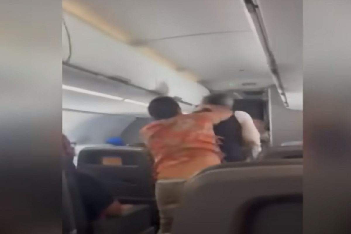 VIDEO | Un hombre que agredió a una azafata en un avión se enfrenta a años de cárcel