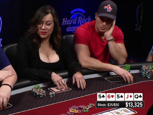 Jennifer Tille jugando al póker junto a un conocido