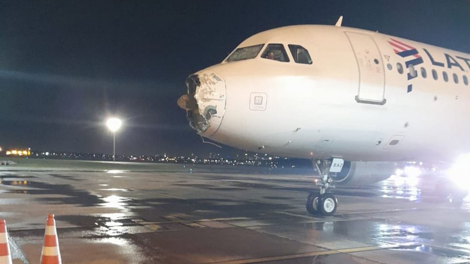 FOTO-VÍDEO | Casi 50 pasajeros en peligro después de que su avión fuera golpeado por el granizo. Las imágenes del avión son aterradoras